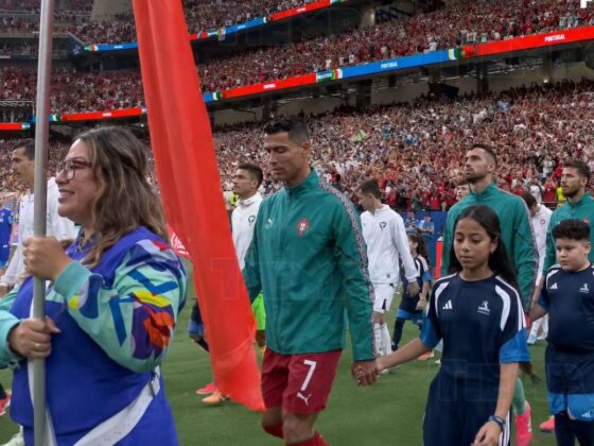 Génesis, la niña hondureña que salió al campo junto a Cristiano Ronaldo en el Mundial 2026