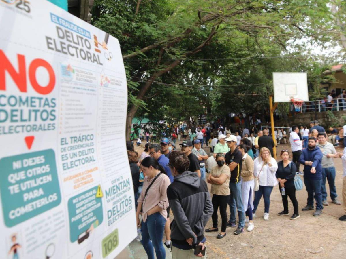 Masiva afluencia de votantes se reporta en la Villa Olímpica y otras zonas de la capital