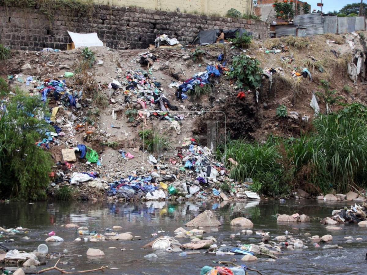 Casi a secas y lleno de basura: así luce el Río Choluteca de la capital