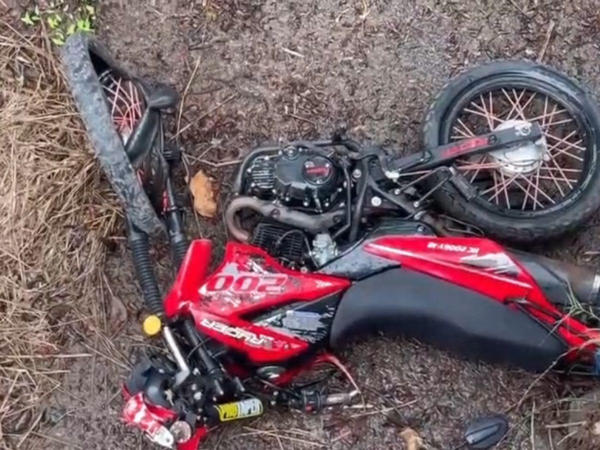 Motociclista muere tras caer a una hondonada y sufrir golpe en la cabeza en Cortés