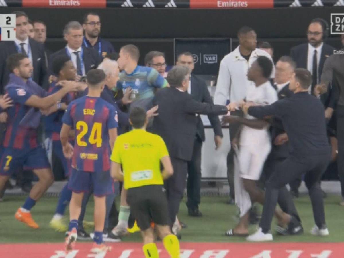 Provocación de Vinícius a Yamal y pelea entre suplentes de Real Madrid y Barcelona