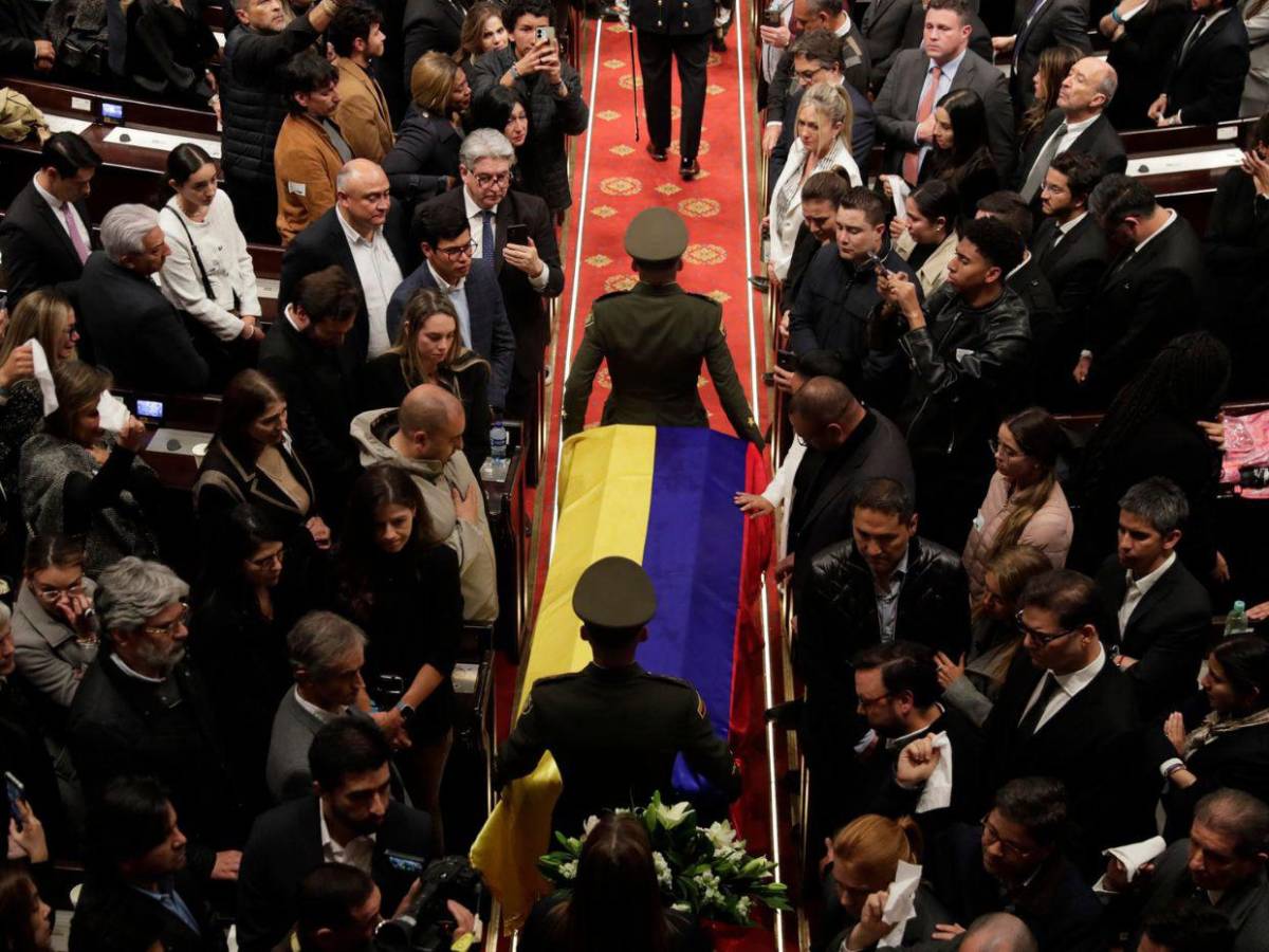 Políticos y familiares asisten al funeral de Miguel Uribe Turbay en el Congreso colombiano