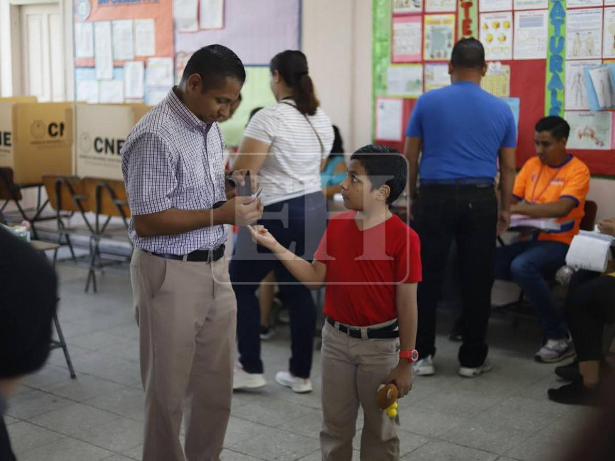 Biométrico, tinta indeleble y orden: así se desarrollan las elecciones en Honduras