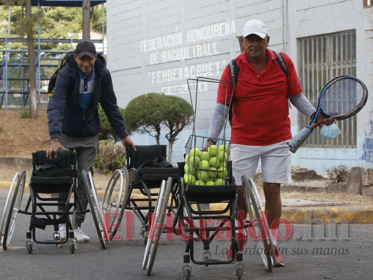 El entrenador Héctor Rodríguez y su hijo Andy antes del entrenamiento.