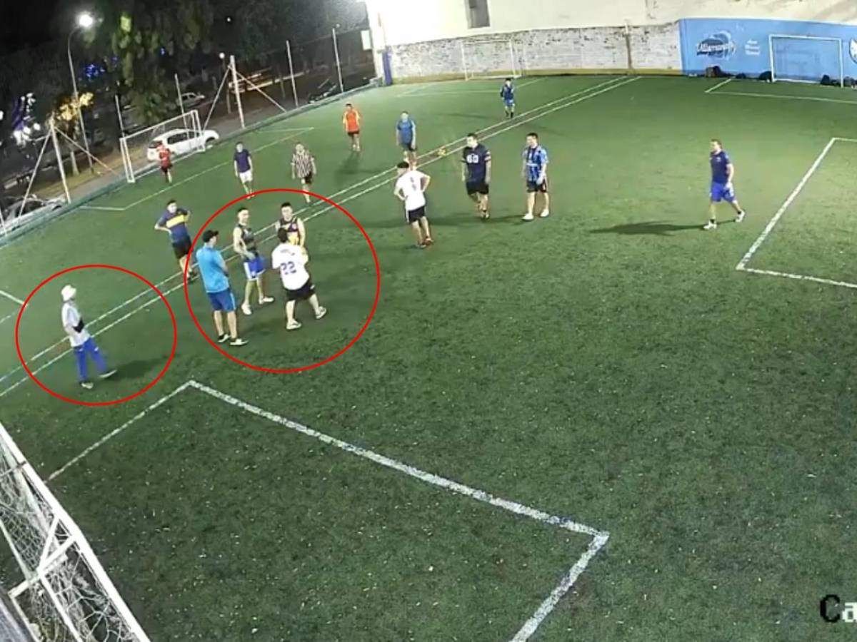 Grupo de barristas ataca a policías en cancha de fútbol rápido: Hubo disparos