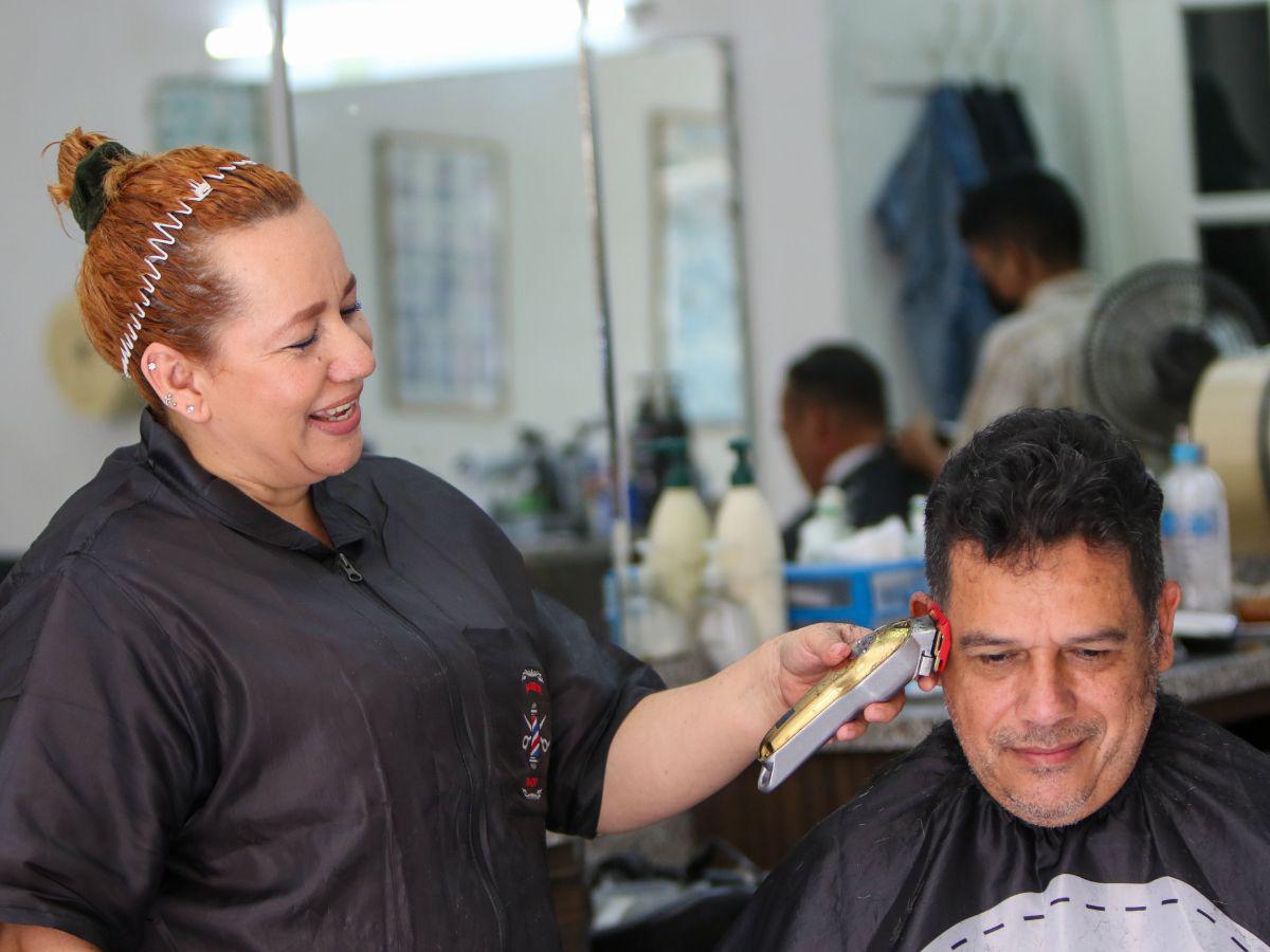 Las manos de Jenni pulen y moldean con destreza el cabello de sus clientes.