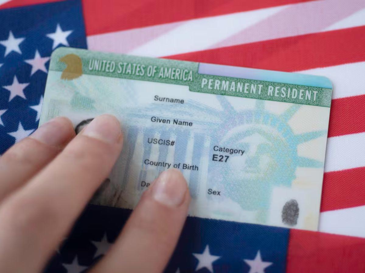 Deportaciones masivas: Por qué los inmigrantes con ‘green card’ pueden ser deportados en EUA