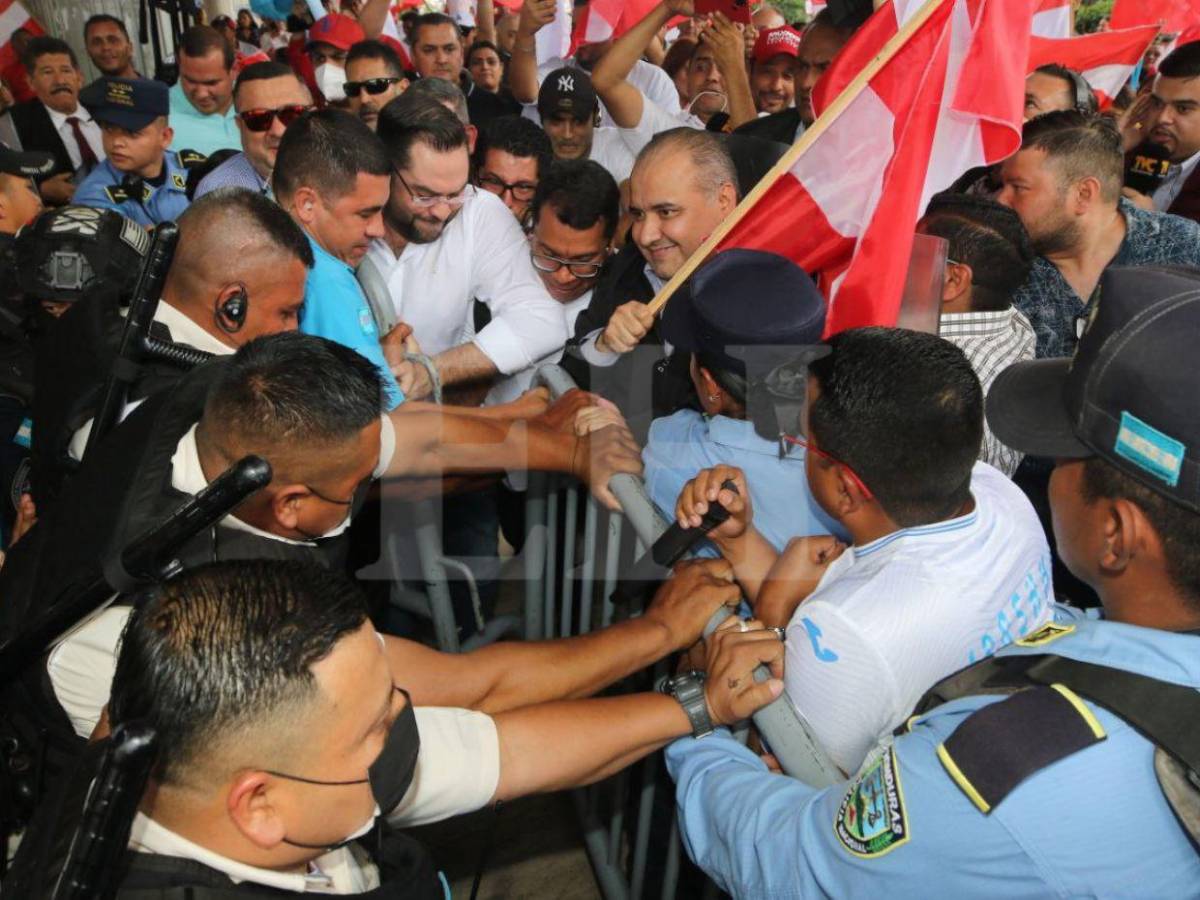 En fotos: así fue la agresión de policías y seguridad privada hacia liberales en el Congreso
