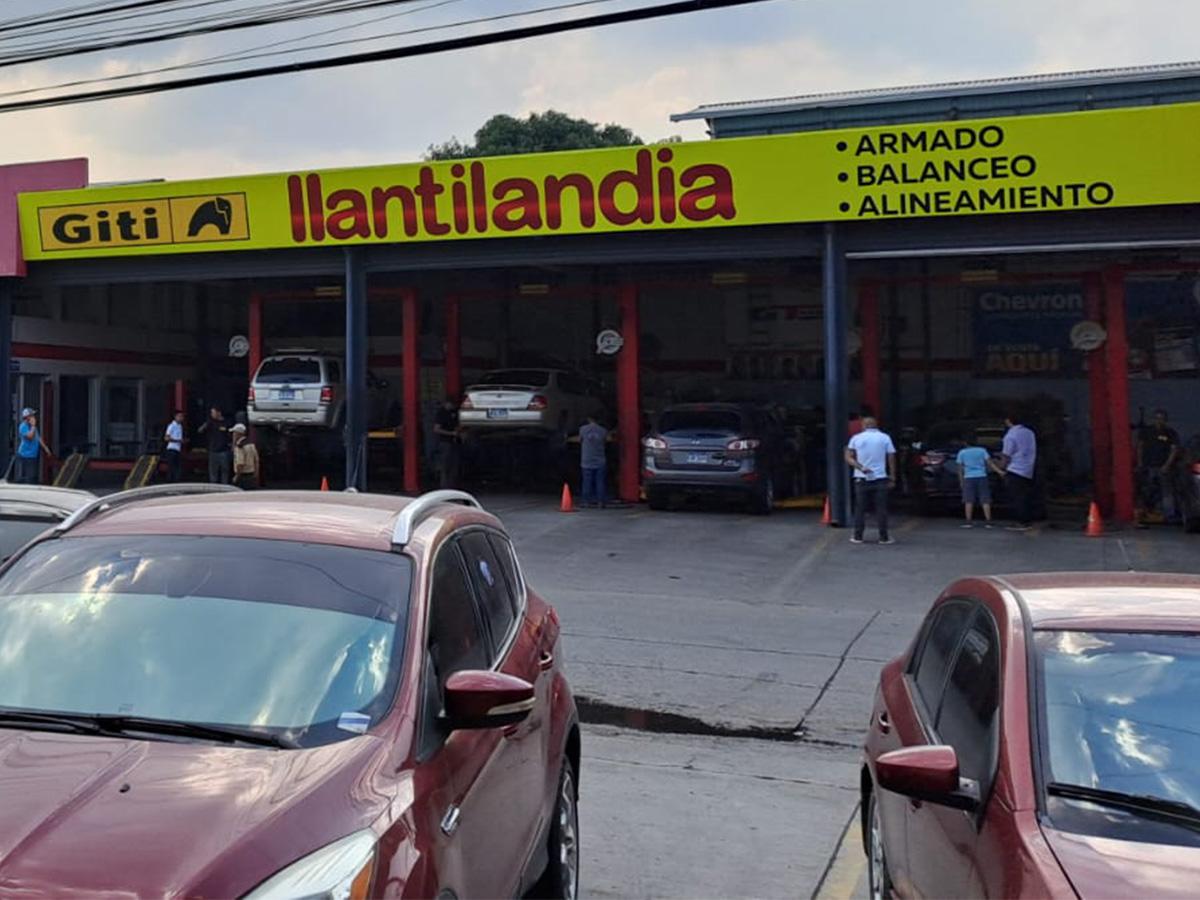 Llantilandia ofrece los siguientes horarios de lunes a viernes de 7:00 AM a 5:00 PM, sábado de 7:30 AM a 3:00 PM, el domingo tiene horario especial únicamente en la tienda de bulevar Los Próceres de San Pedro Sula, de 9:00 AM a 3:00 PM.