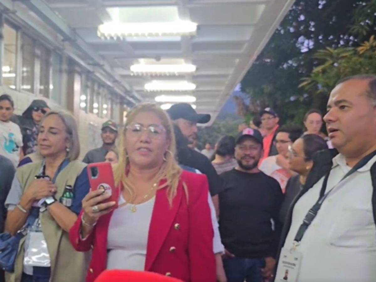 Tensión y reclamos en la UNAH mientras Nasralla supervisa cierre de urnas