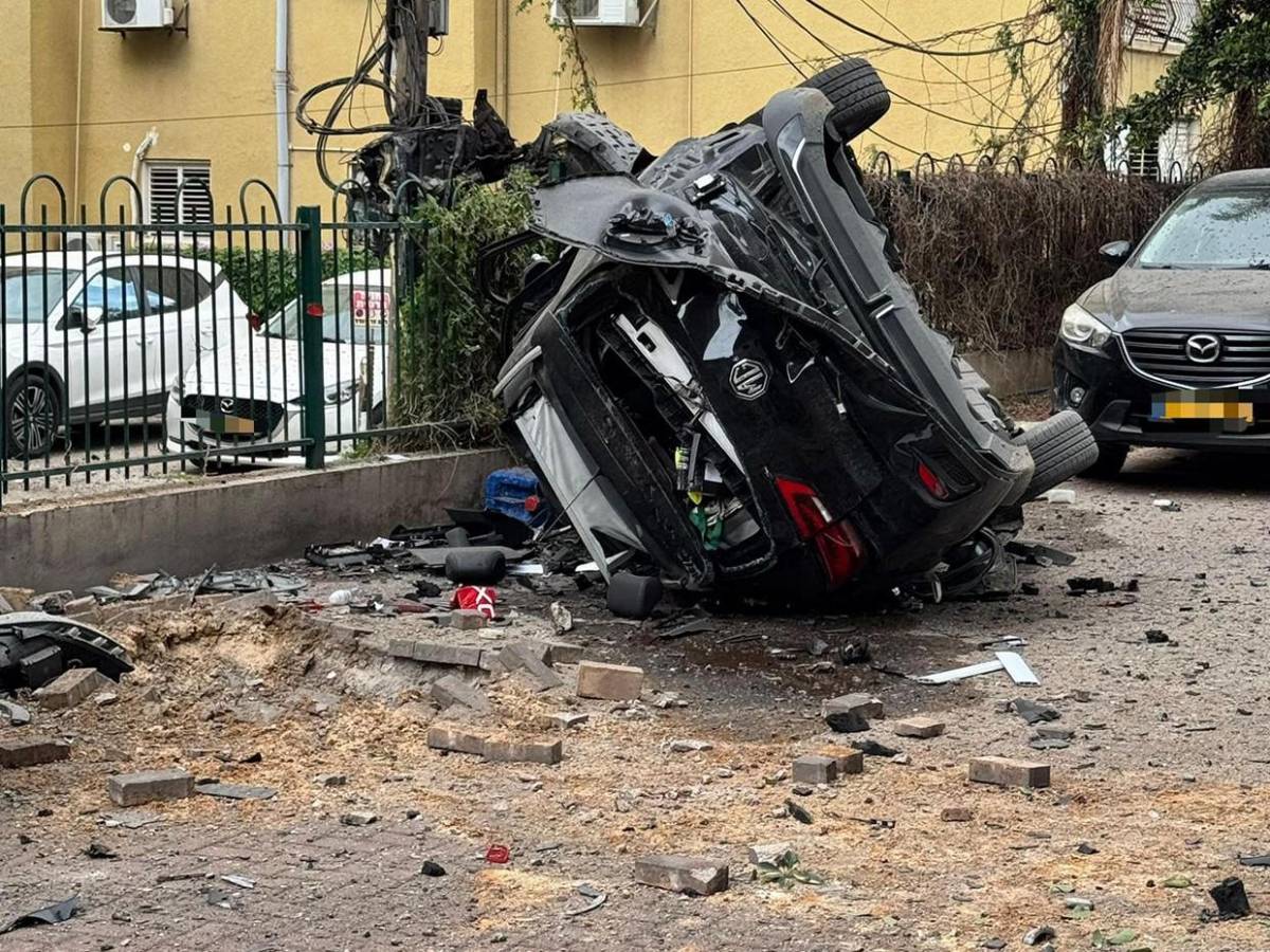 Destrozos y dos muertos en Tel Aviv tras última andanada de misiles de Irán