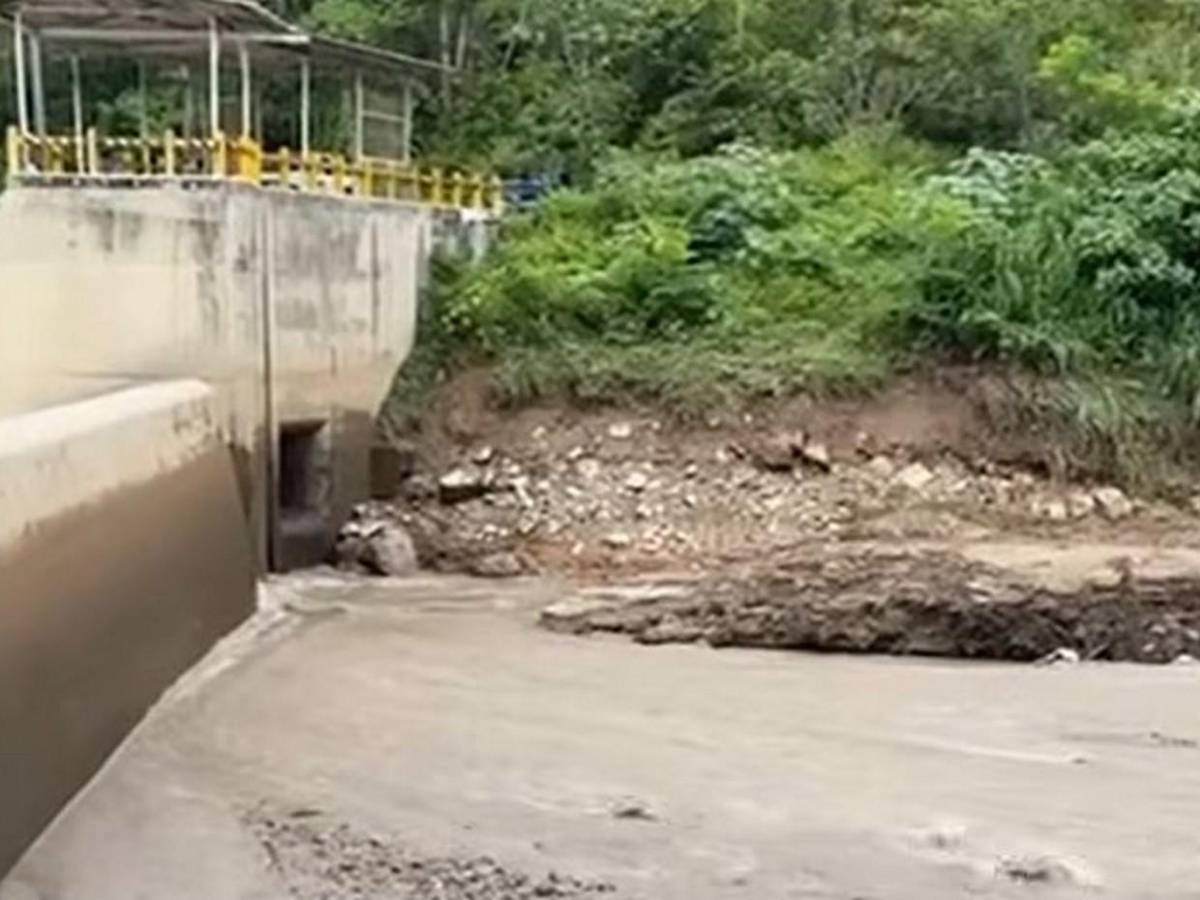 Un guacal, una vela y el vaciado de presa: la búsqueda del joven arrastrado por río en Taulabé