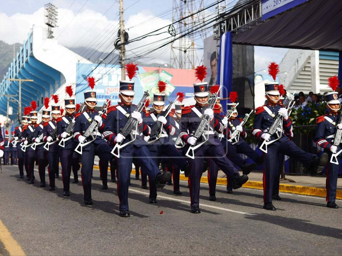 Disciplina y patriotismo: militares, policías y bomberos destacan en los desfiles patrios