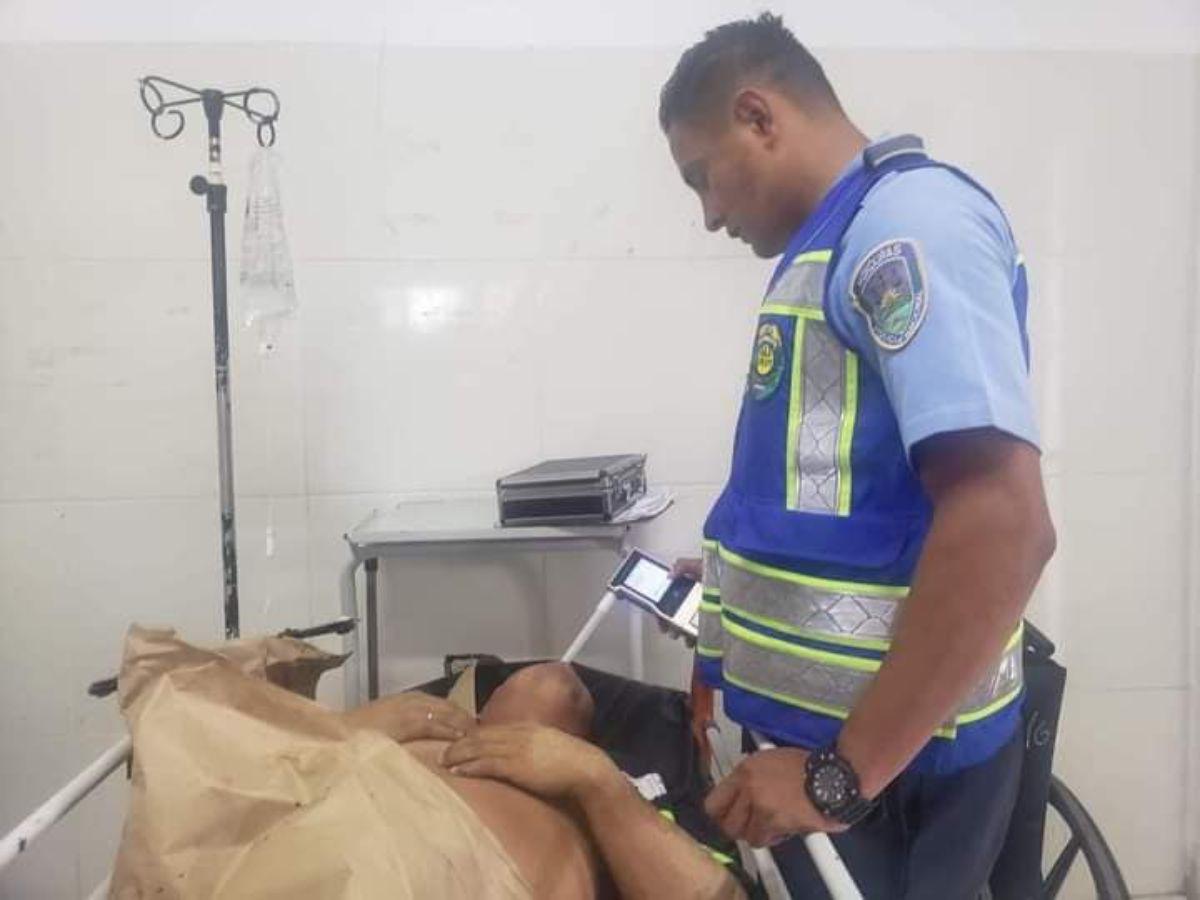 Momento en que le realizaron la prueba de alcohol al conductor de la rastra.