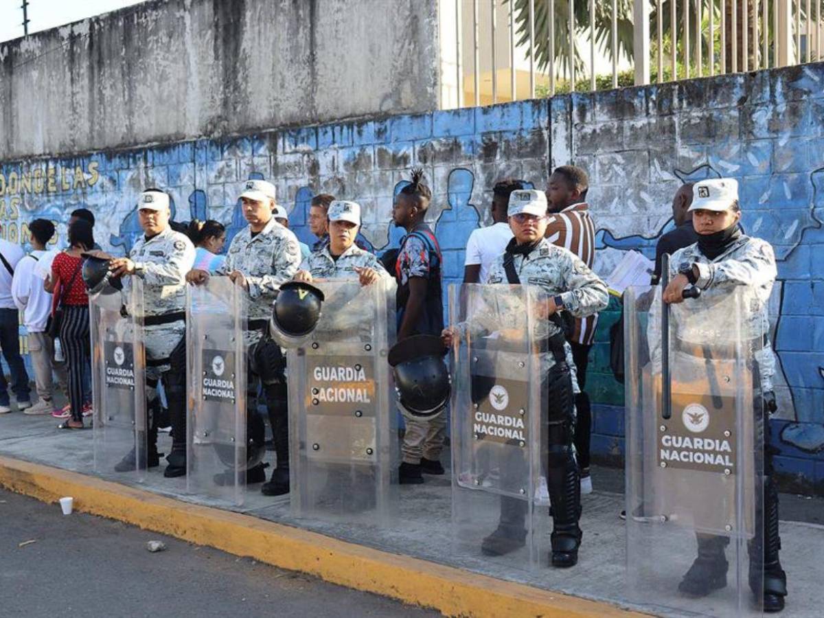 Angustia y lamentos: migrantes varados en México sufren cancelación del programa CBP-One