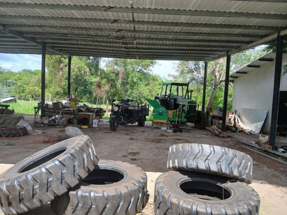 Entre los bienes incautados durante el operativo se encuentran vehículos, motocicletas y maquinaria agrícola.