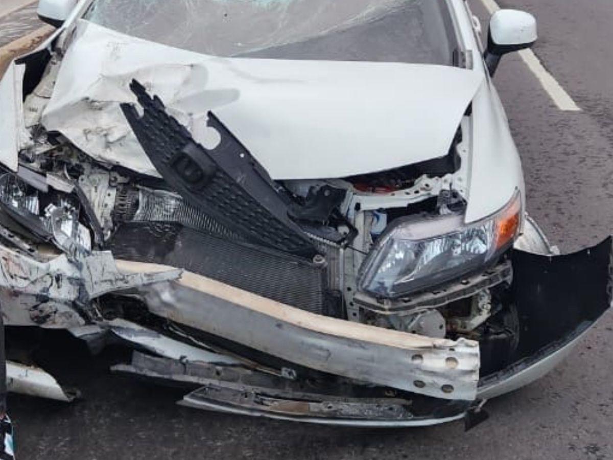 Con el carro destrozado y con sangre: así intentó huir un hombre tras matar a un motociclista