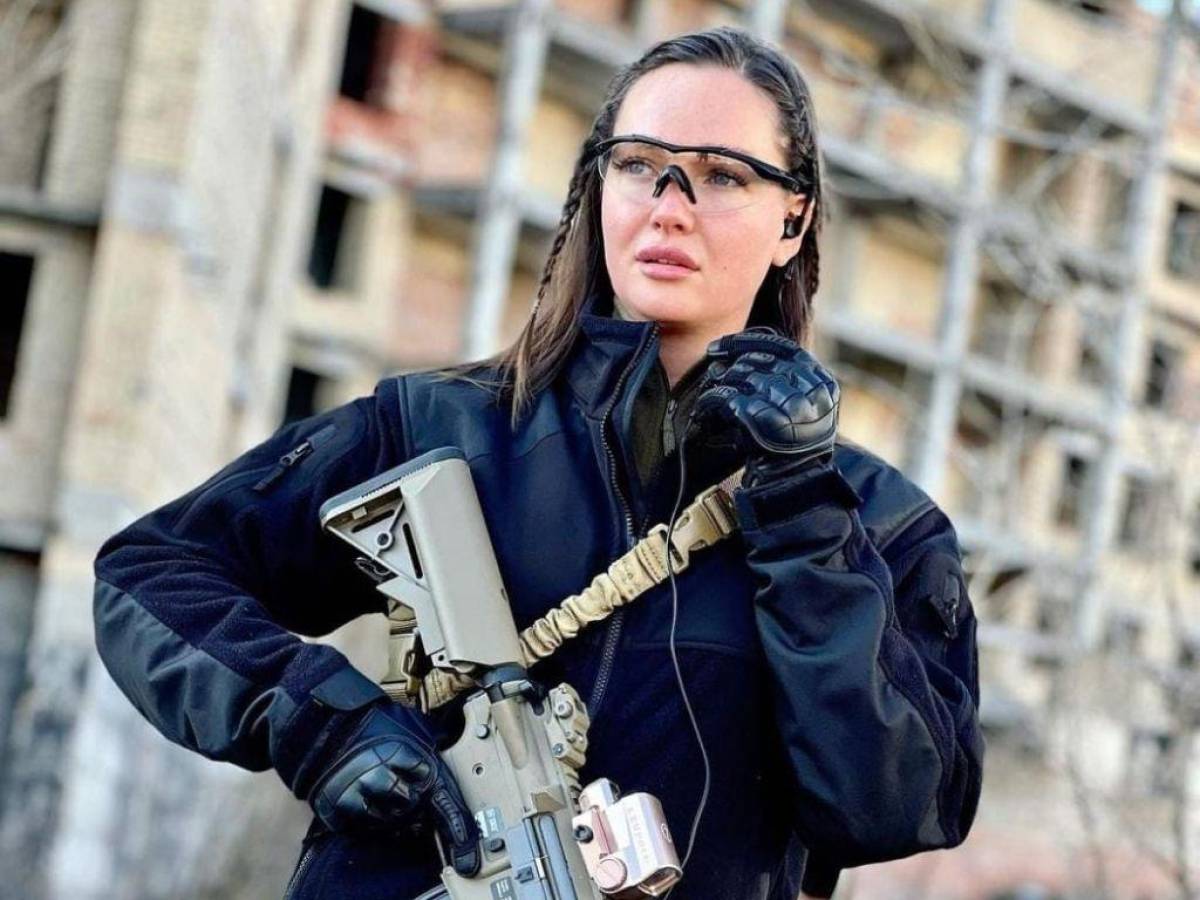 La verdad detrás de las fotos de Miss Ucrania con un arma; no defenderá a su país