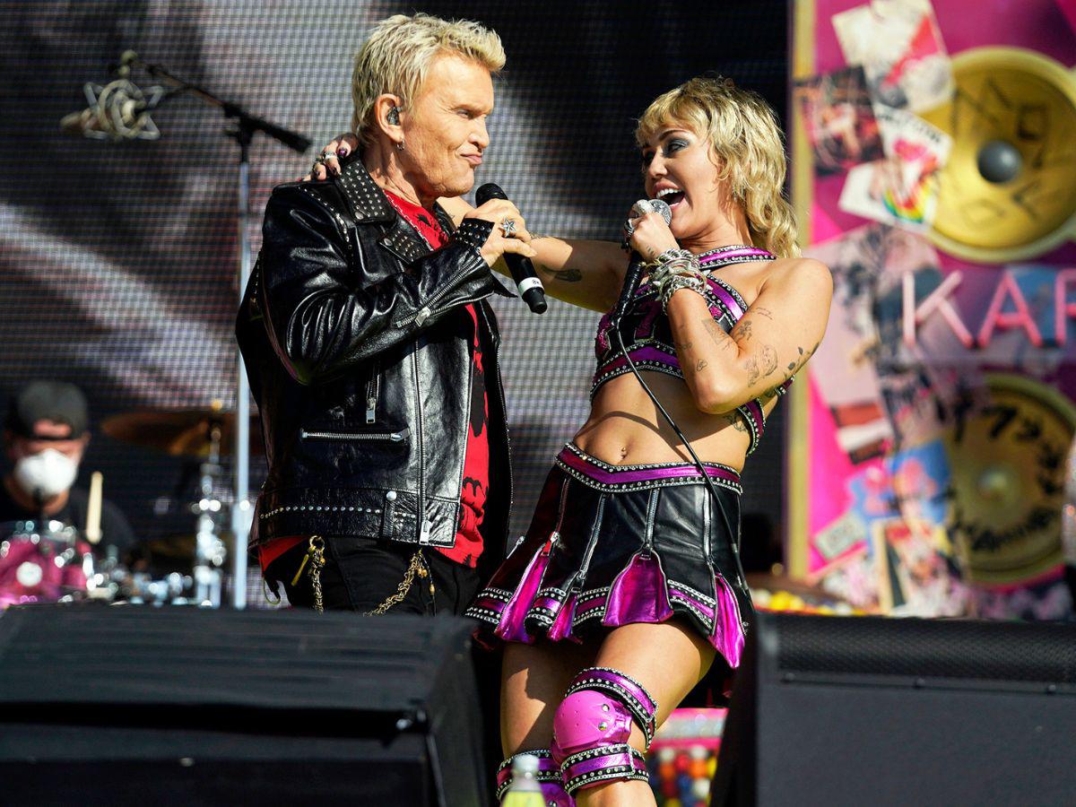 En febrero de 2021 Miley Cyrus presentó un performance en Super Bowl, donde se lució en compañía del rockero Billy Idol.
