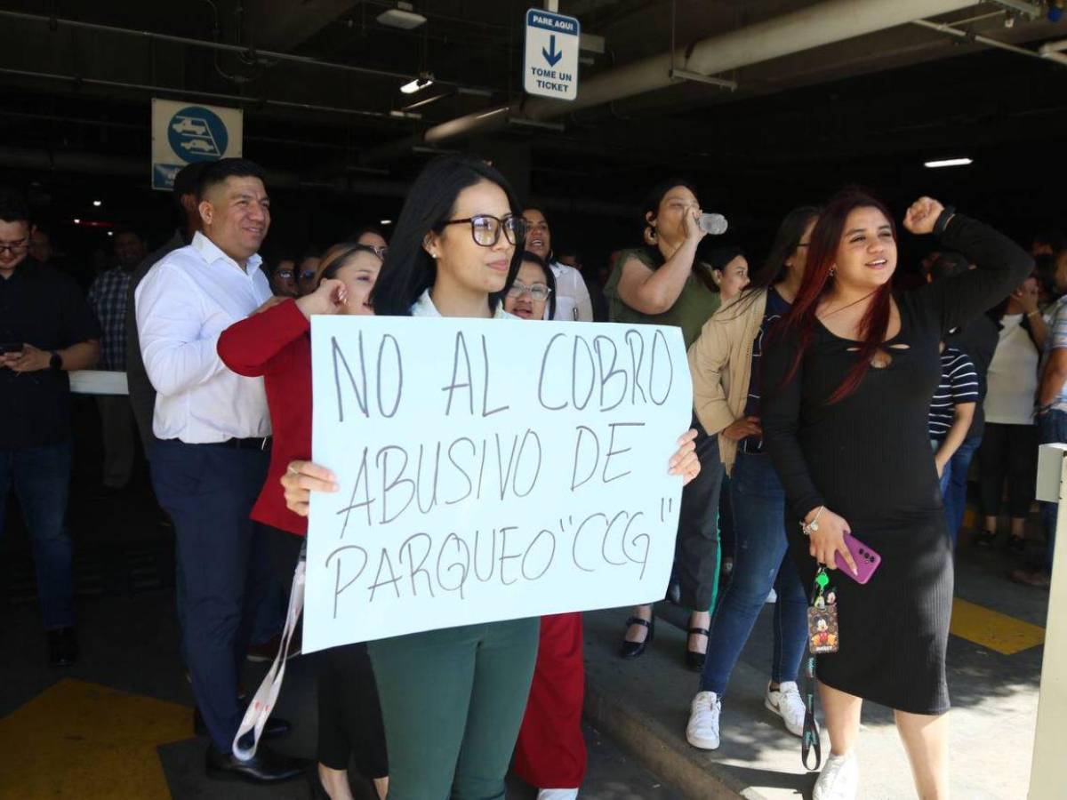 “No al cobro abusivo”: Empleados del CCG protestan por aumento en tarifa del parqueo