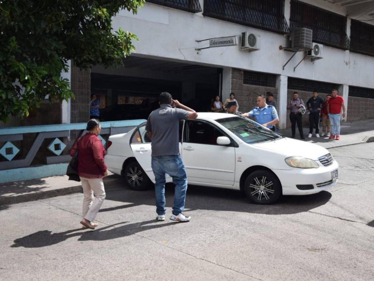 Entre llanto y dolor, familiares identifican a taxista asesinado en La Reforma