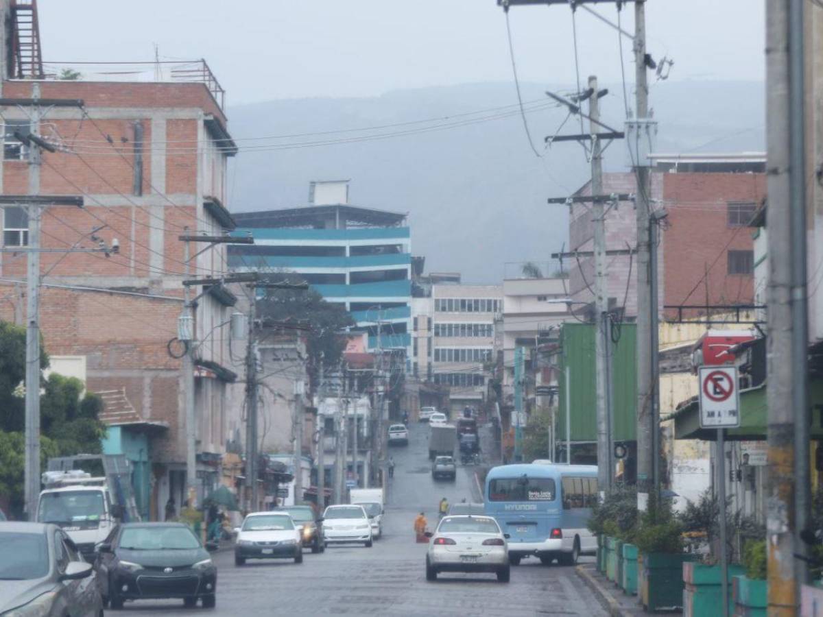 Con lluvias, así amaneció la capital este martes por frente frío