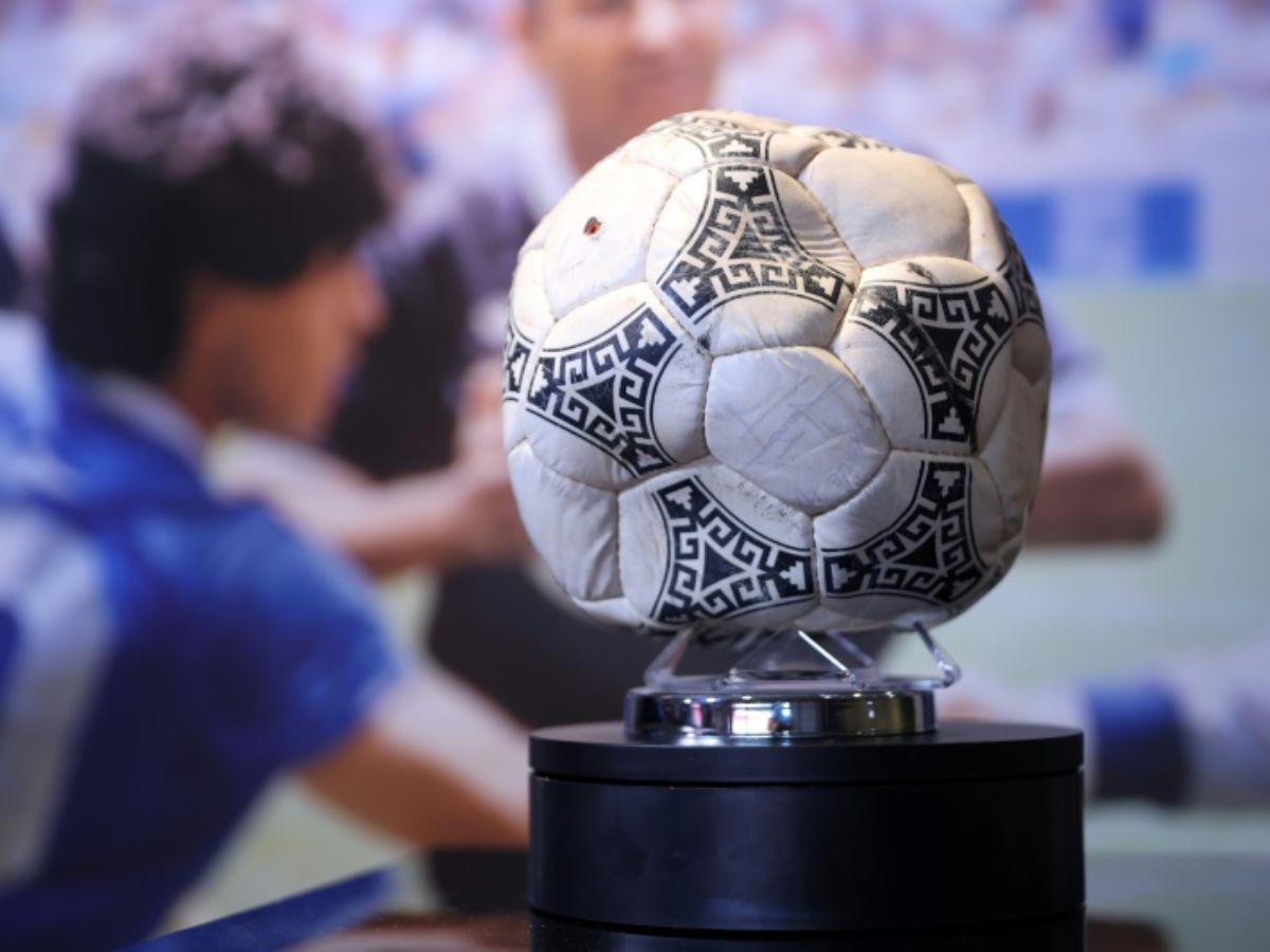 El balón con el que Maradona anotó en 1986 fue vendido por 2 millones de libras en Londres
