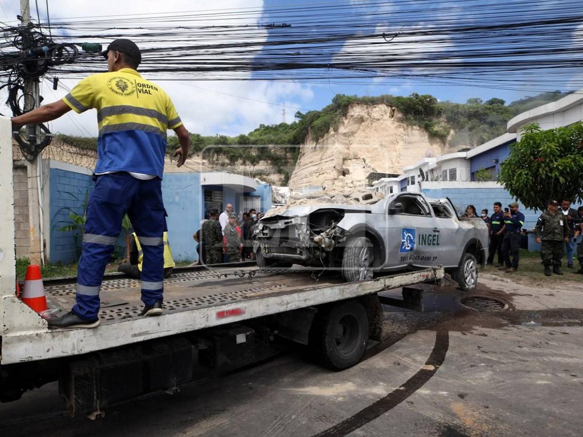 Grúas, tractores y helicóptero: el amplio despliegue de equipo pesado empleado tras derrumbe en la capital