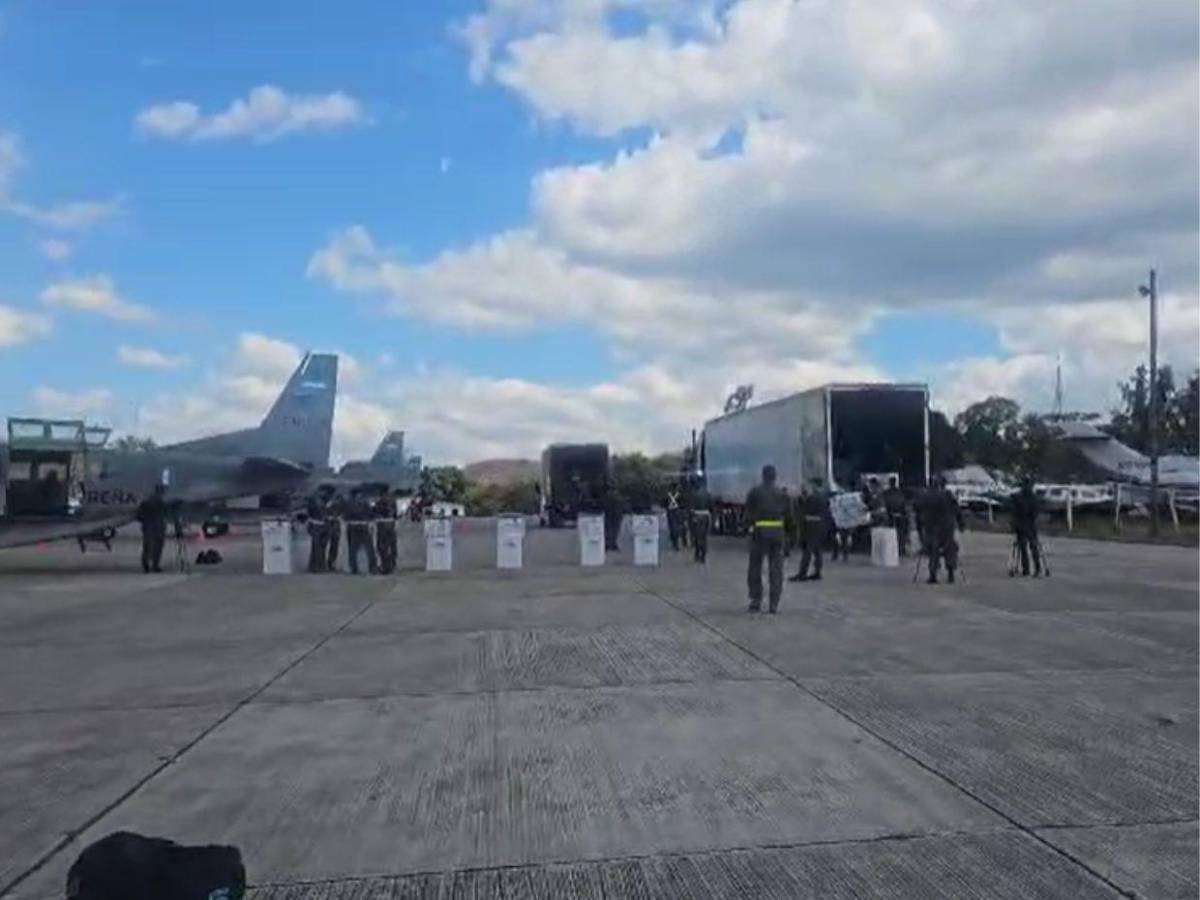 Por aire y por tierra: así comenzó el traslado del material electoral para las primarias 2025