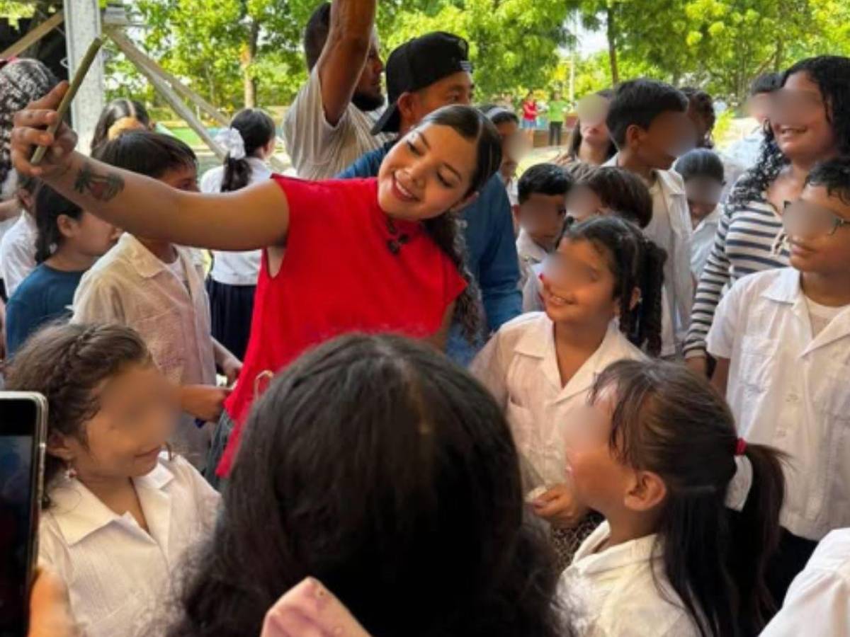 Dunia Santos regresa a Honduras y rompe en llanto al ver la realidad de una escuela