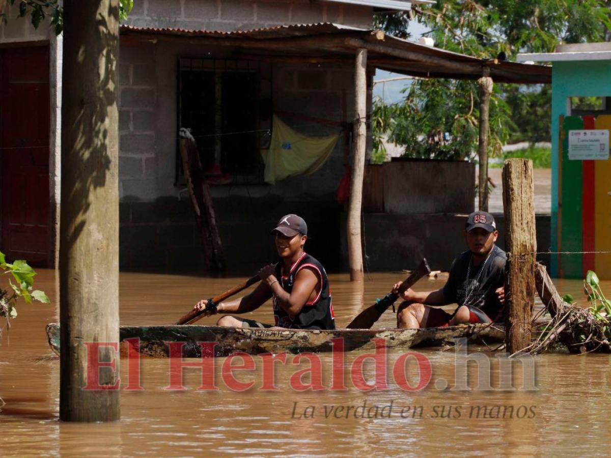 Las fuertes lluvias mantienen varias zonas inundadas, incluso, hay regiones donde los pobladores no podrán volver hasta que el agua baje.