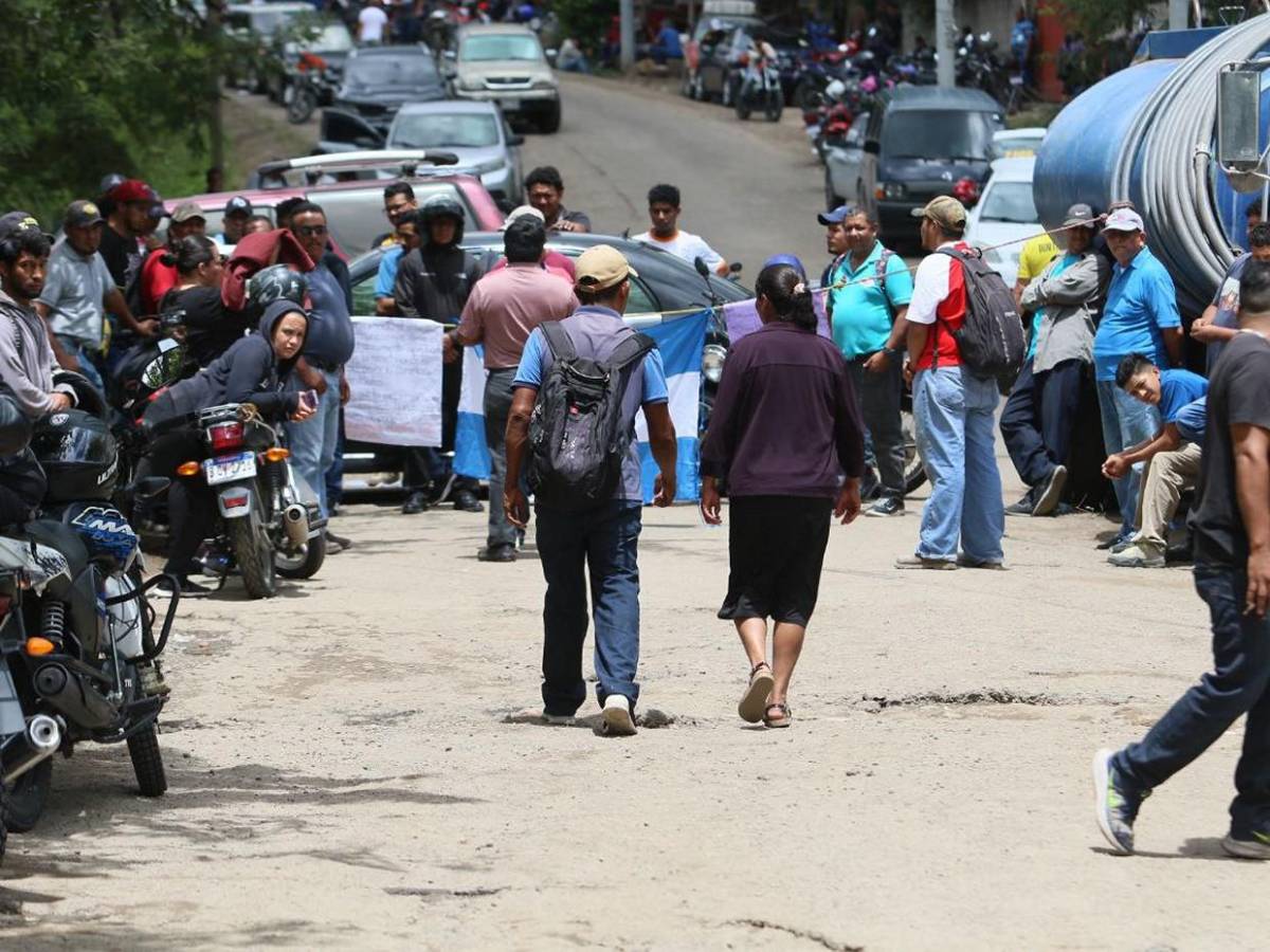 Sin paso a Mateo y Lepaterique, pobladores protestan por mal estado de la carretera