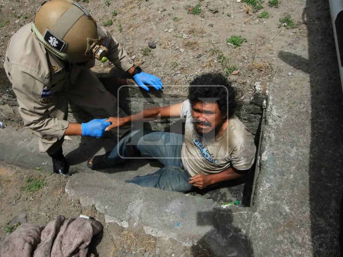 Ni herido ni atrapado: hombre se negaba a salir de cuneta donde vive hace 20 días