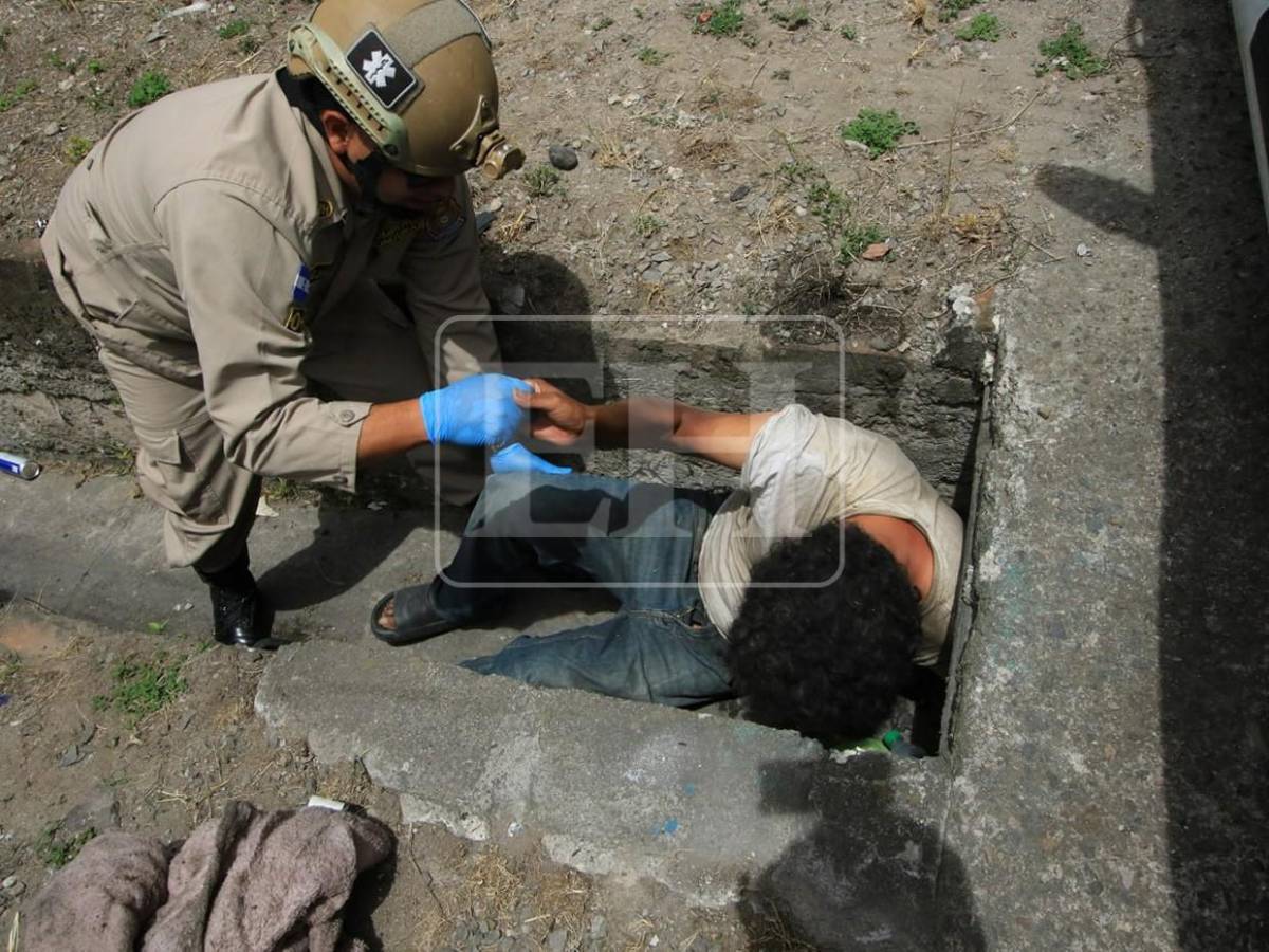 Ni herido ni atrapado: hombre se negaba a salir de cuneta donde vive hace 20 días