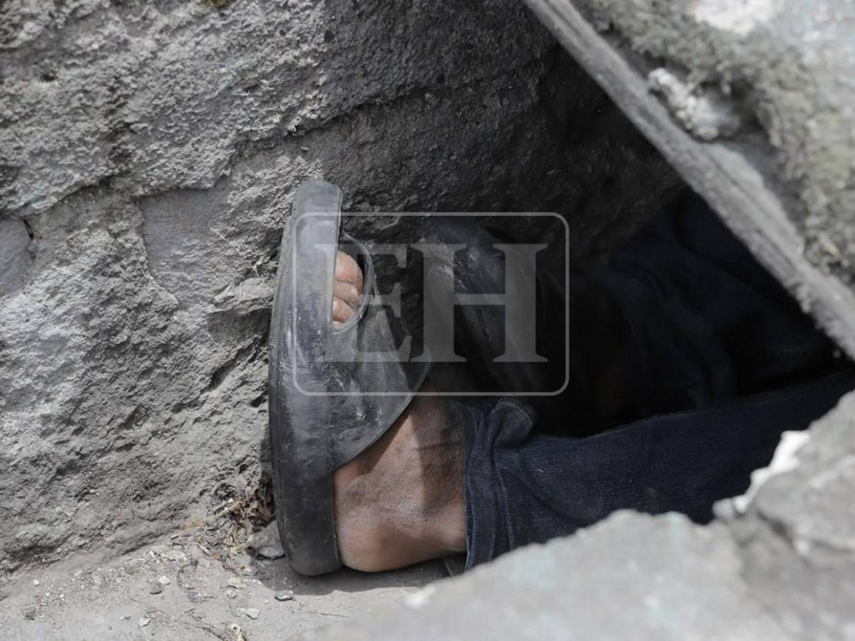 Ni herido ni atrapado: hombre se negaba a salir de cuneta donde vive hace 20 días