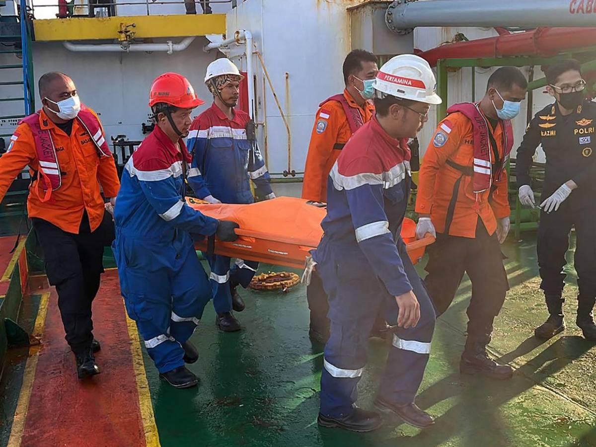 Indonesia localiza semihundido a barco naufragado que deja 6 muertos y 129 desaparecidos