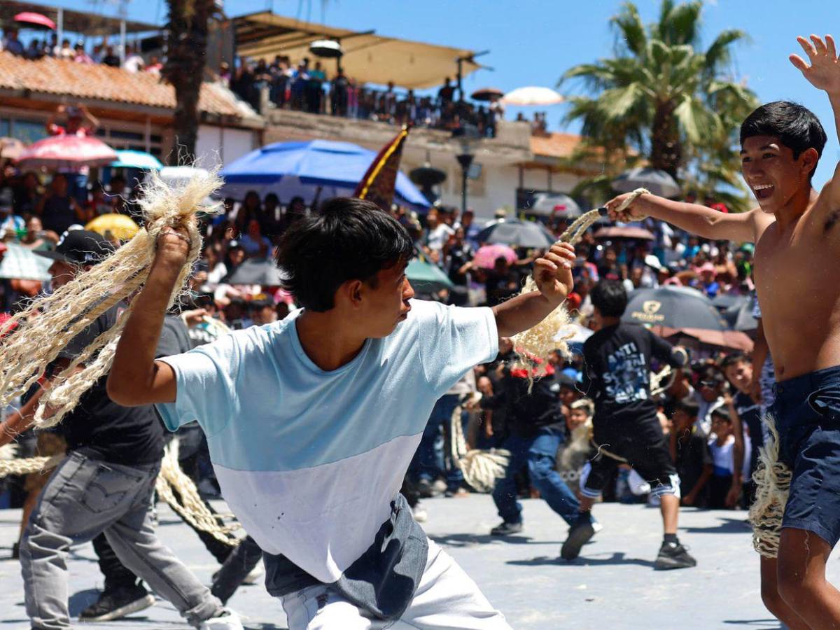 Penitencia y tradición: habitantes de Jalisco se azotan en ritual de Semana Santa