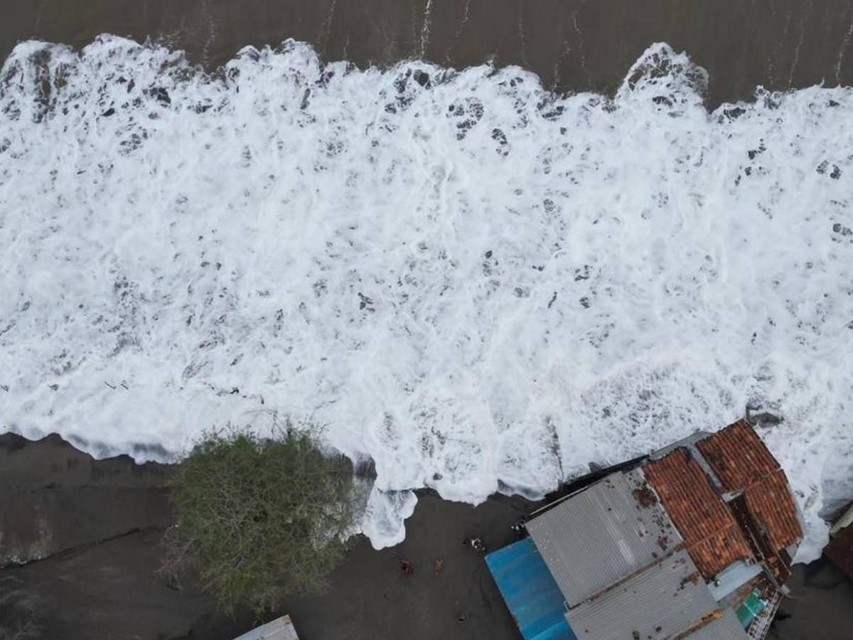 Las imágenes que deja el fuerte oleaje registrado en Cedeño por tormenta Cristina