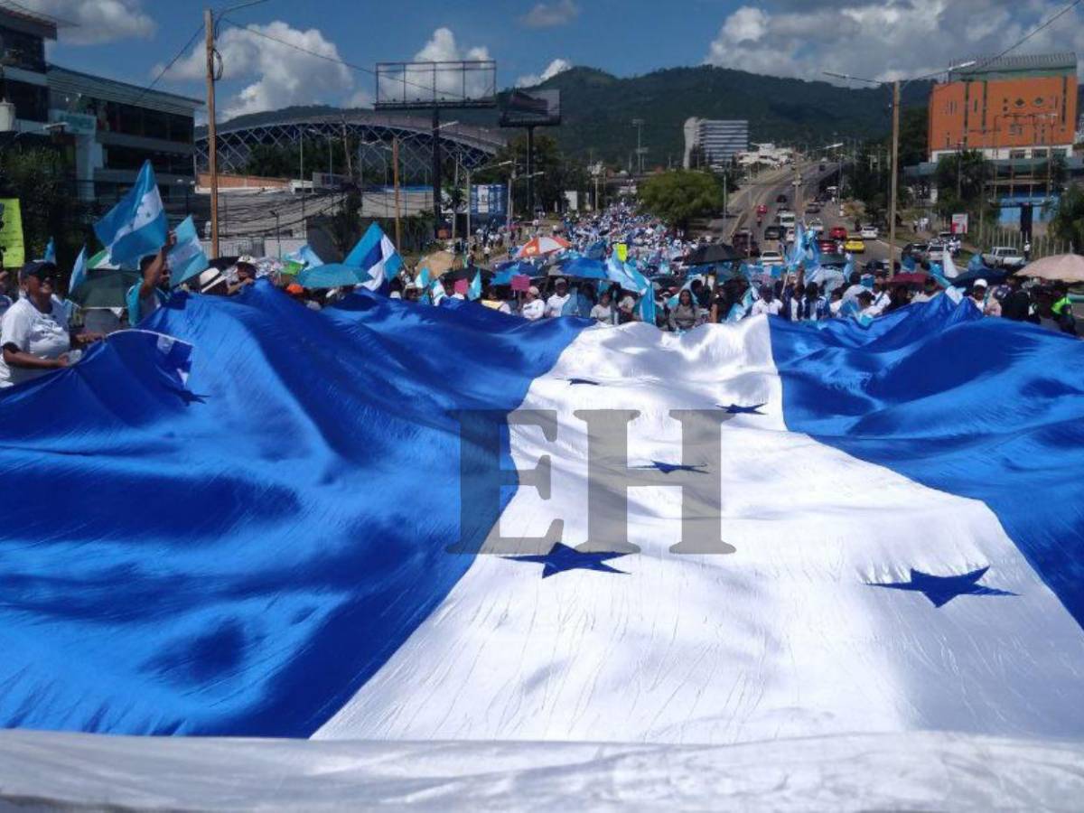 Multitud llena de fe: Las mejores imágenes de la caminata de las iglesias