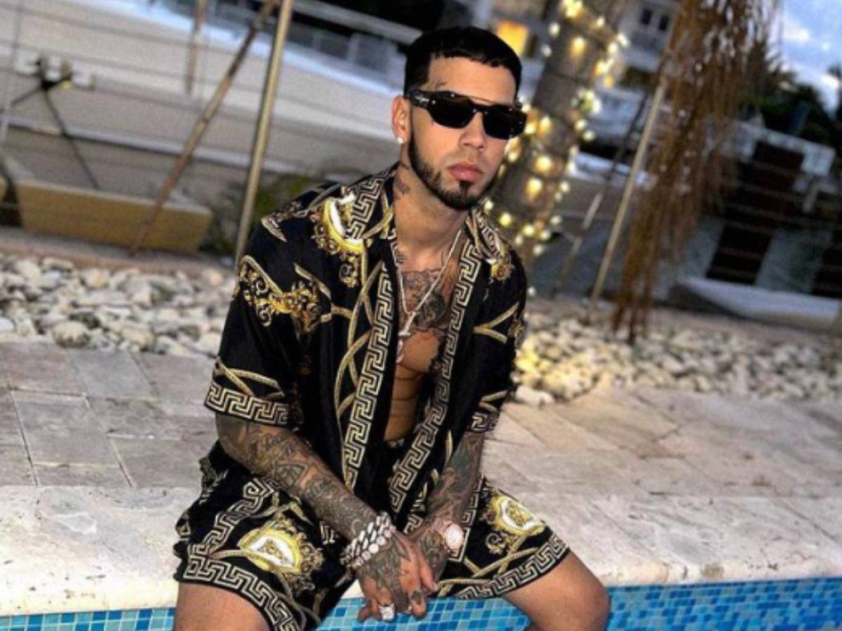 Anuel llama “tonta” a una fan que le lanzó una botella durante un concierto