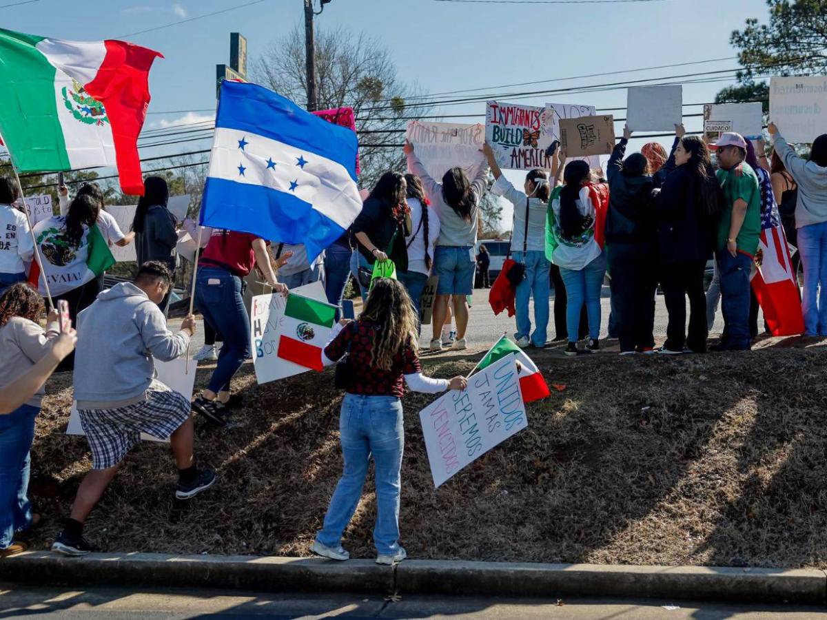 Miles de migrantes protestan contra redadas y deportaciones de Donald Trump