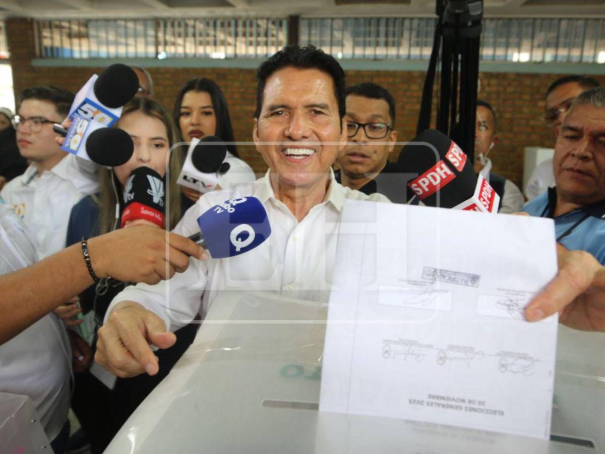 Acompañado de Salvador Nasralla, Eliseo Castro llega a ejercer su derecho al voto