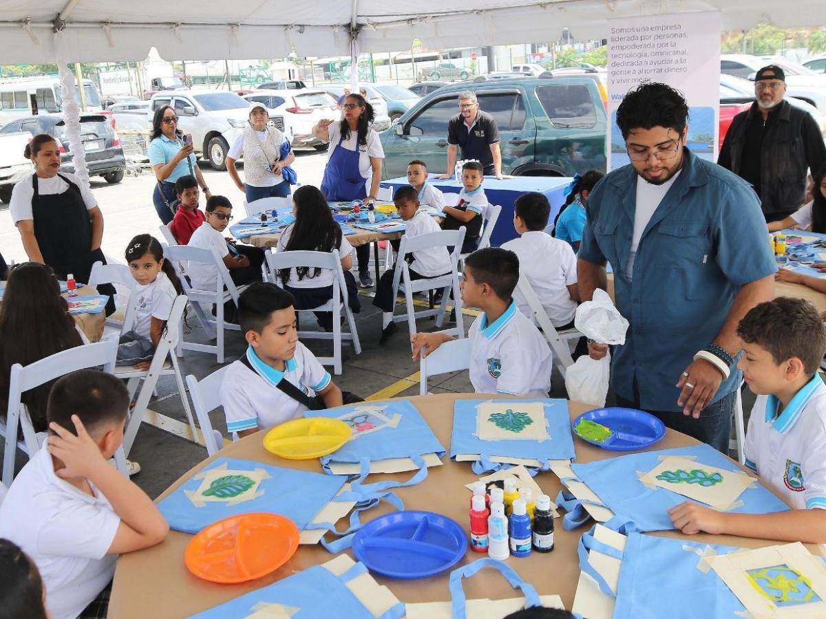Los héroes ecológicos de Escuelas Amigables llevaron su alegría a Walmart