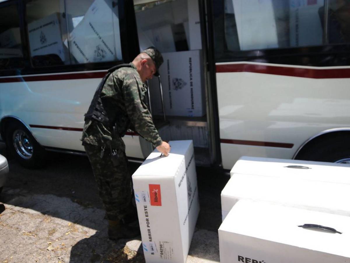 Con cinco horas de retraso, apenas inicia traslado de material electoral en algunos sectores