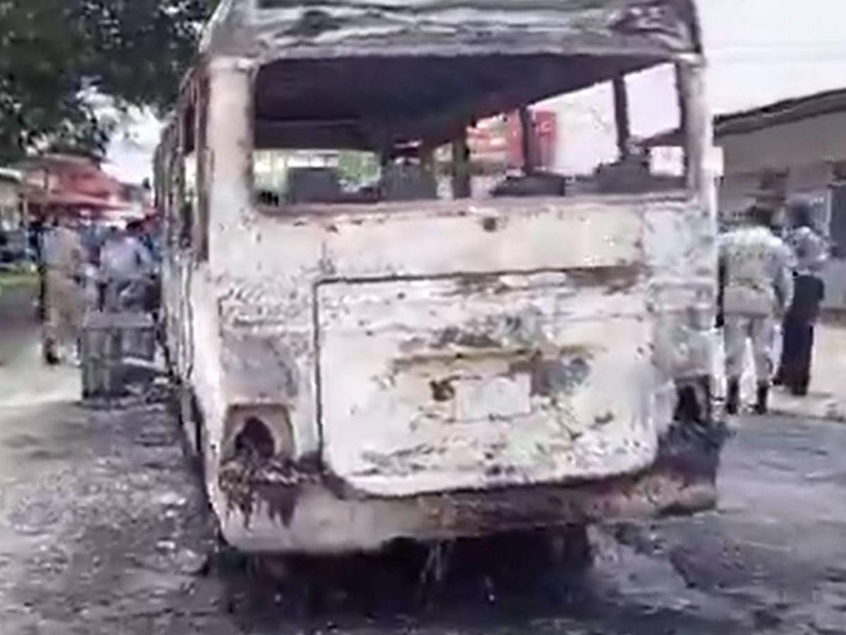Motociclista quedó envuelto en llamas al explotar su moto tras choque con bus en SPS