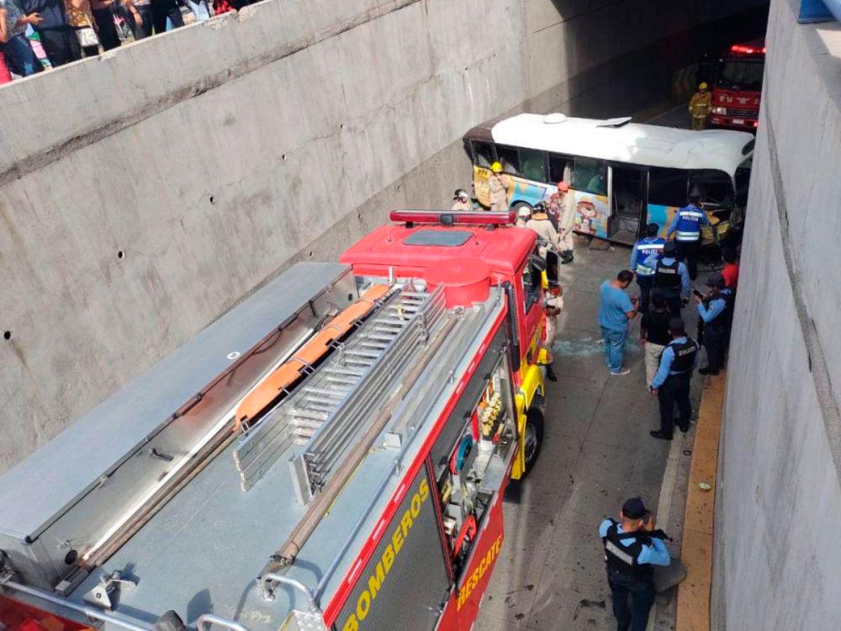 Así quedó el bus tipo ‘rapidito’ que era conducido por el joven residente en la colonia Iberia de la capital.