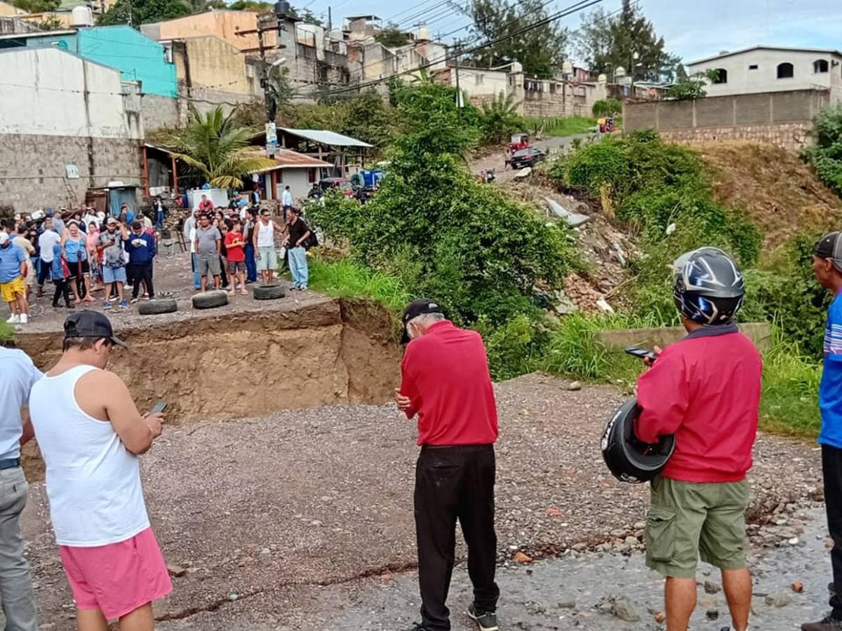 Se llevó toda la calle: así es el enorme socavón que mantiene sin paso a la Reynel Fúnez