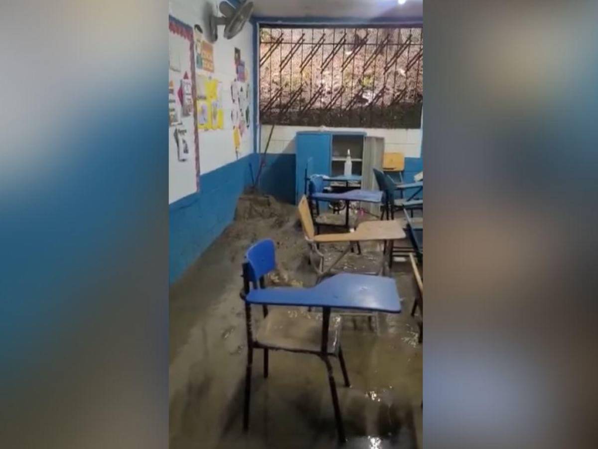 Esta es una captura de pantalla de un video que muestra cómo la Escuela Juan Lindo en San Pedro Sula fue víctima de las inundaciones.