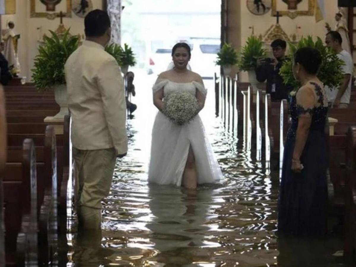 Sí, acepto: pareja se casa en iglesia inundada por tifón Wipha en Filipinas