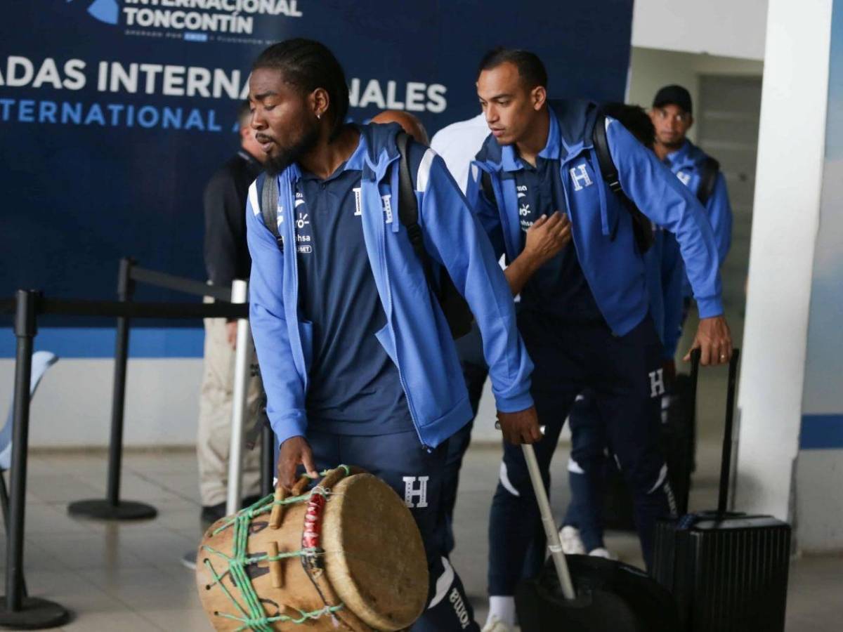 Selección de Honduras llega al país: directivos y jugadores con caras largas